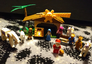 Szopka Bożonarodzeniowa wraz ze Świętą Rodziną i postaciami Trzech Króli